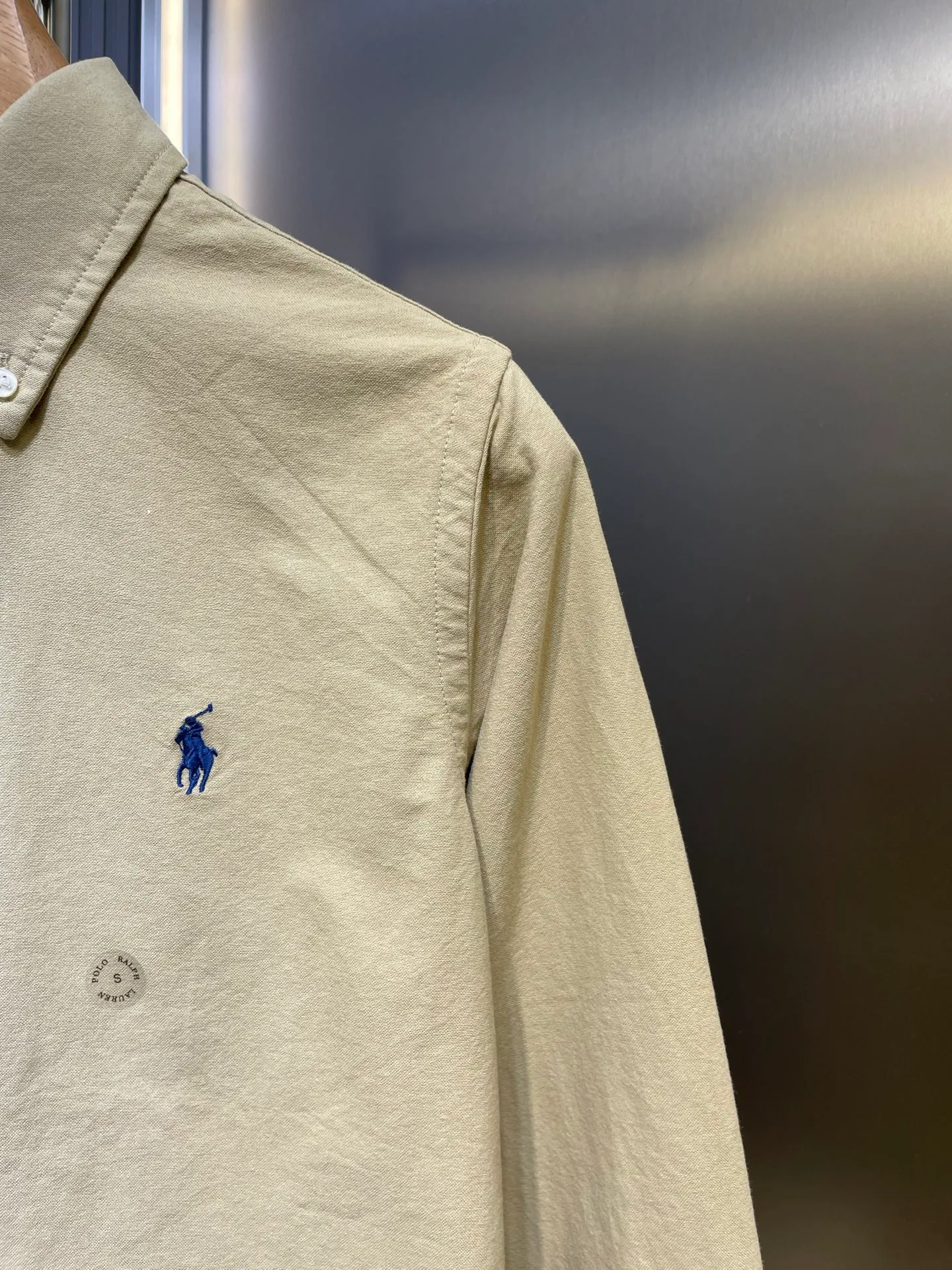 P370 Ralph Lauren 🌟 War Horse solid color shirt, macaron color, white upper body, loose fit, contrasting embroidery design on the cuffs and chest, button closure, can be paired with a skirt of the same color Size: xs-xl
